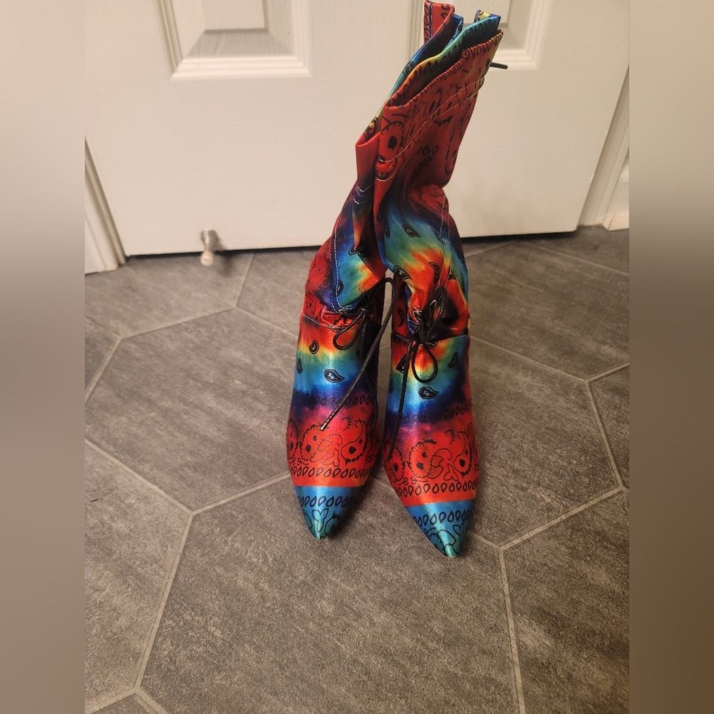 NWOT, Womens Tie Dye drawstring booties, size 9